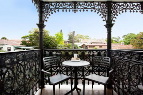 Beautiful Studio in Heritage Building with Balcony, Sydney